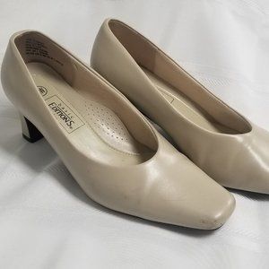 Sz 5.5W Cream color Leather Womens Heels